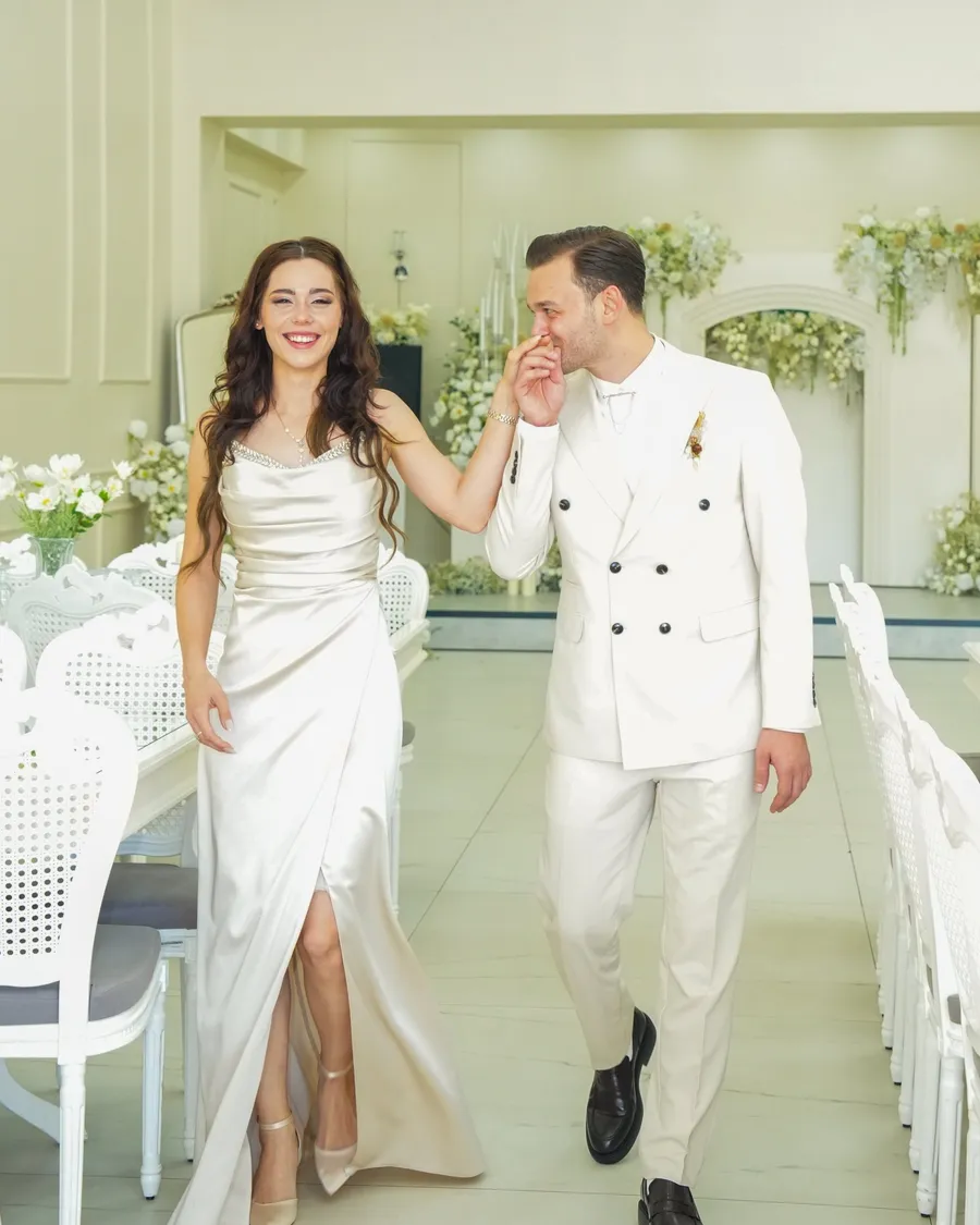 Merve gülümserken Bedirhan elini öpüyor
