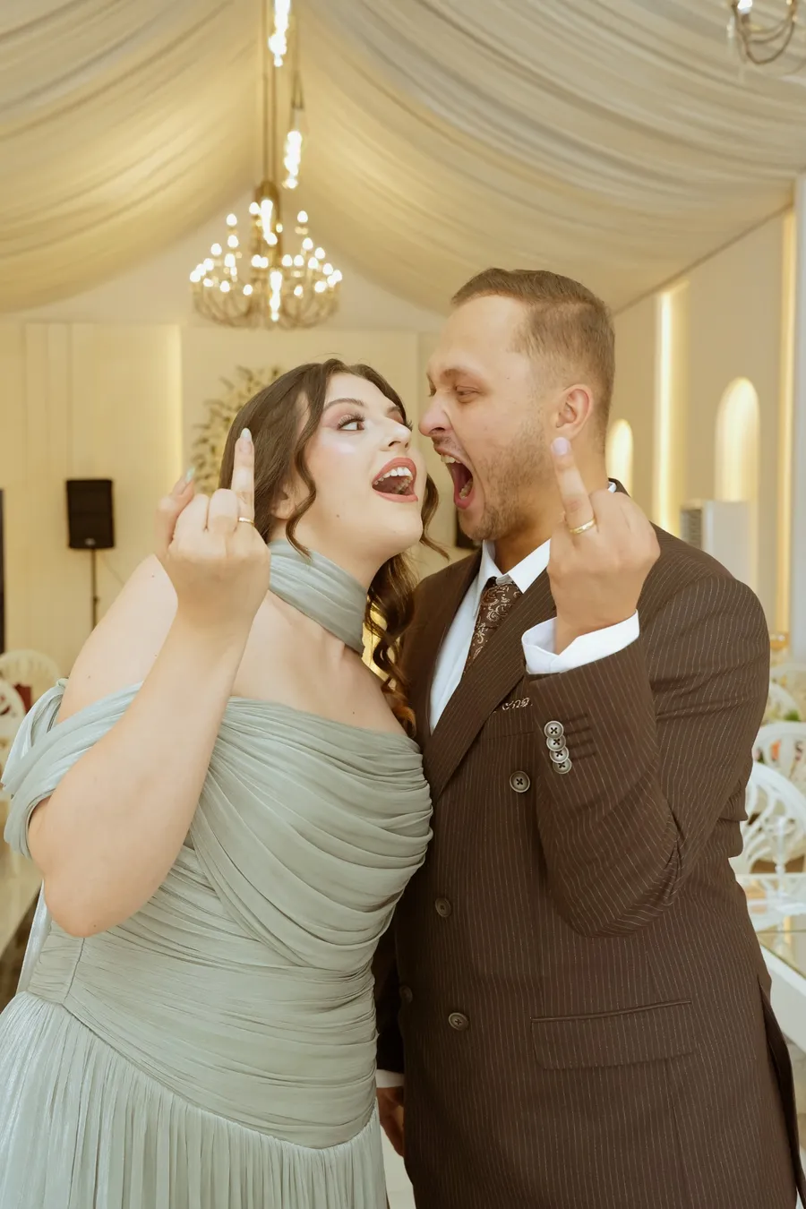 Rümeysa ve Oktay düğünlerinde birbirine bağırarak eğleniyor